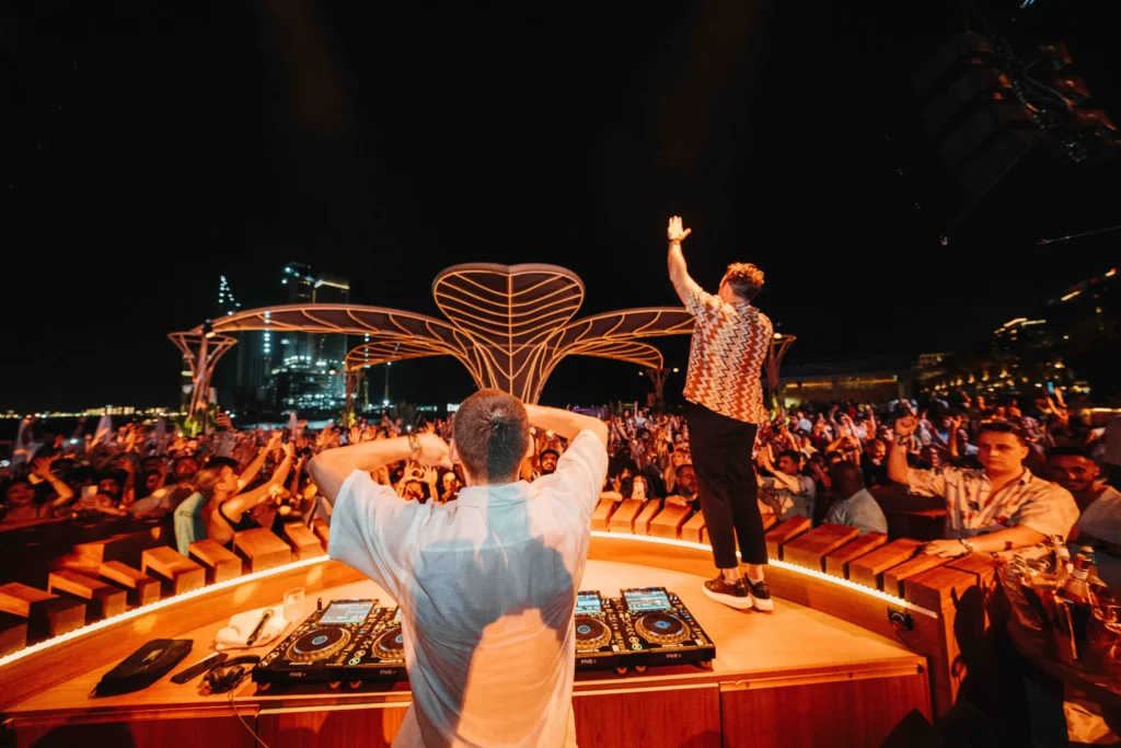 palm jumeirah beach nightlife